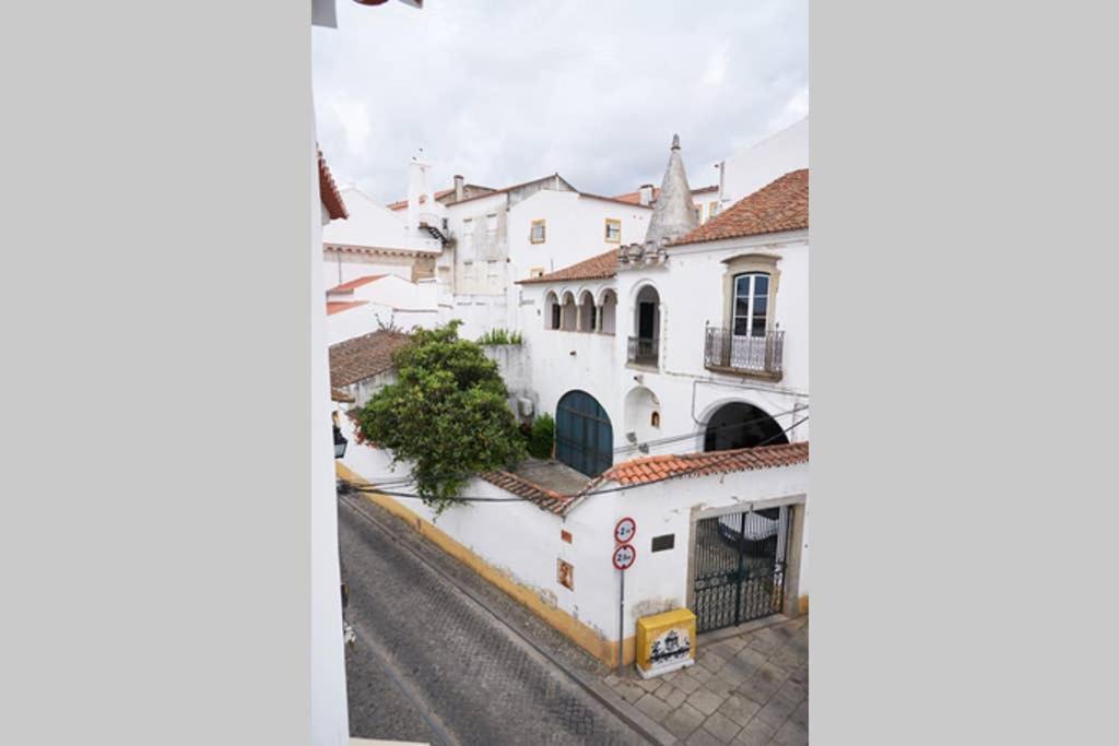 Home In One Of Evora'S Most Historical Squares エクステリア 写真